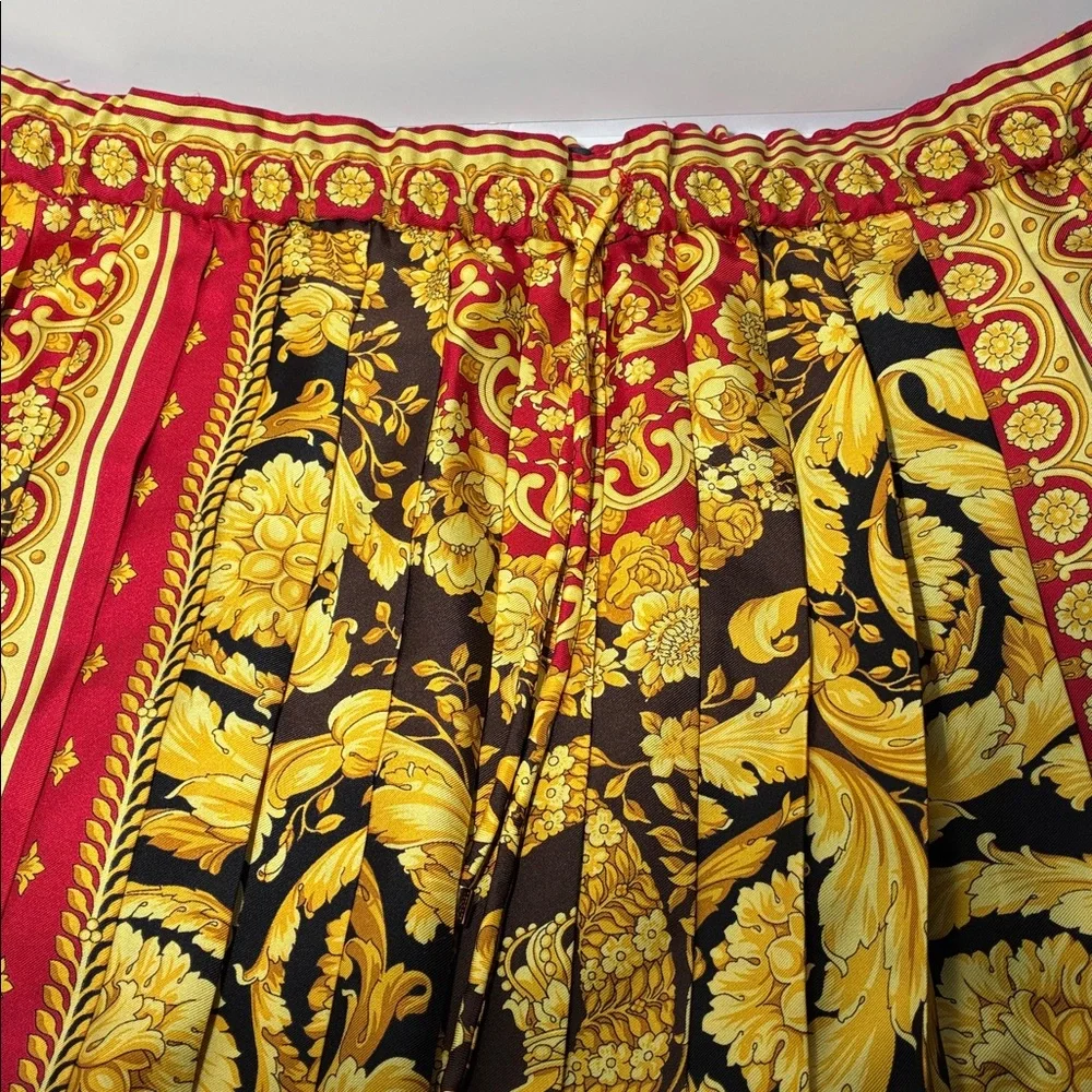 New Authentic Versace Baroque Print Pleated Mini Skirt in Black, Red & Gold